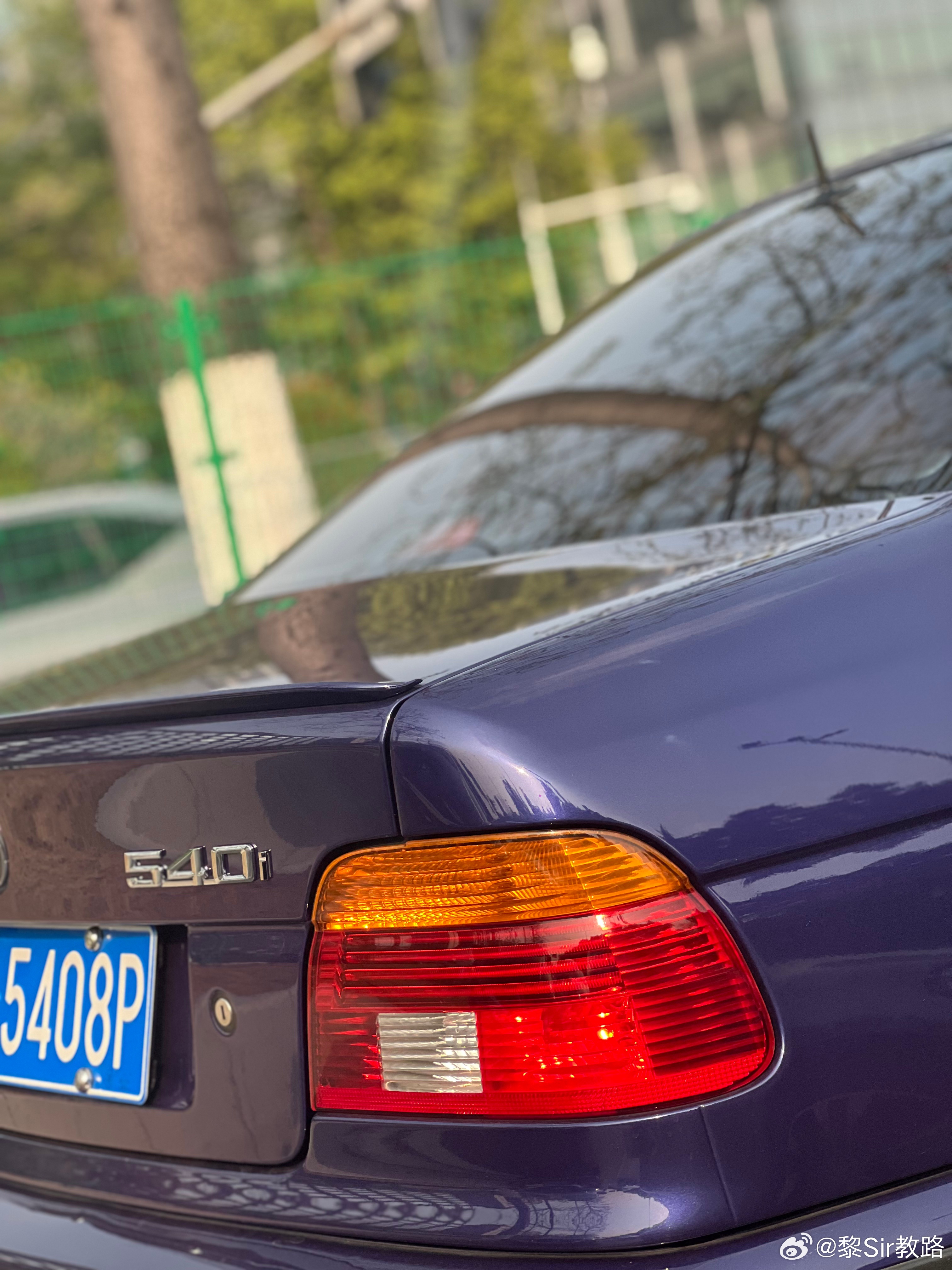 帅的车永远都帅尽管那年头的宝马5系长度目测都比不上现在的3系标轴但跑格依然，骨风