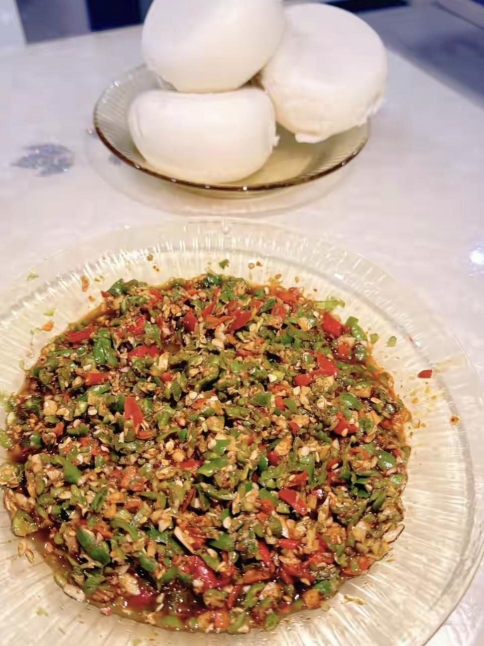 绿辣子夹馍你吃过吗？！现在去咸阳任意菜夹馍的早餐店，都能见到这样的菜夹馍！把它剁