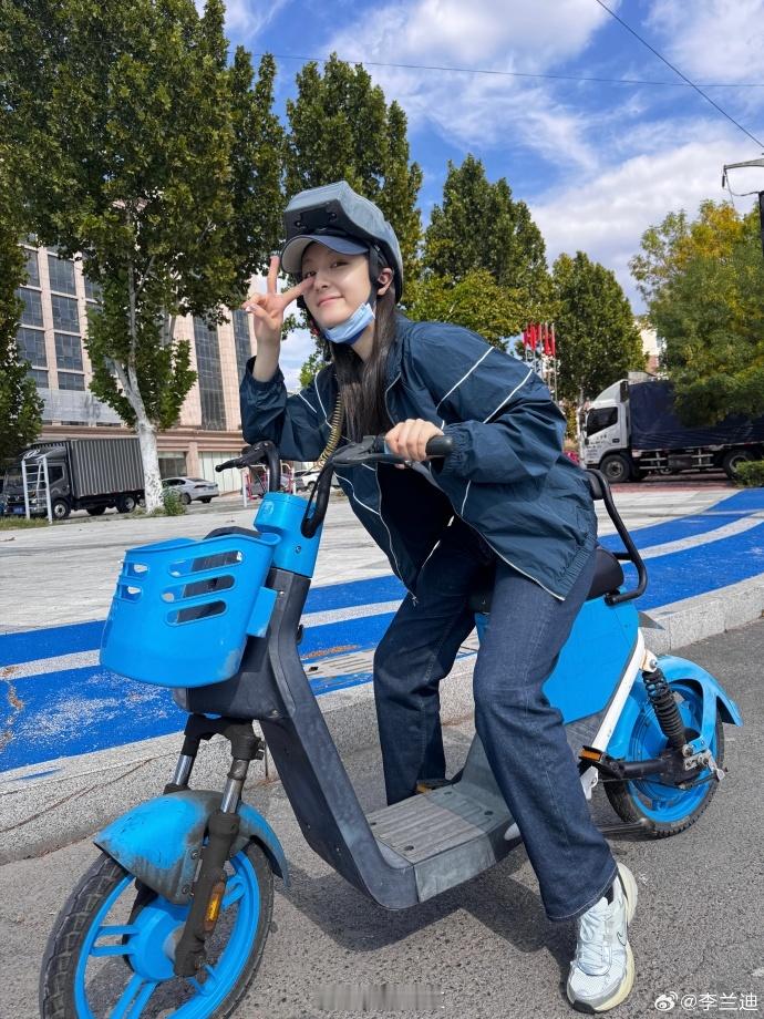 #李兰迪赏秋plog##李兰迪再不赏秋即将天凉# 李兰迪的赏秋之旅充满活力，再不