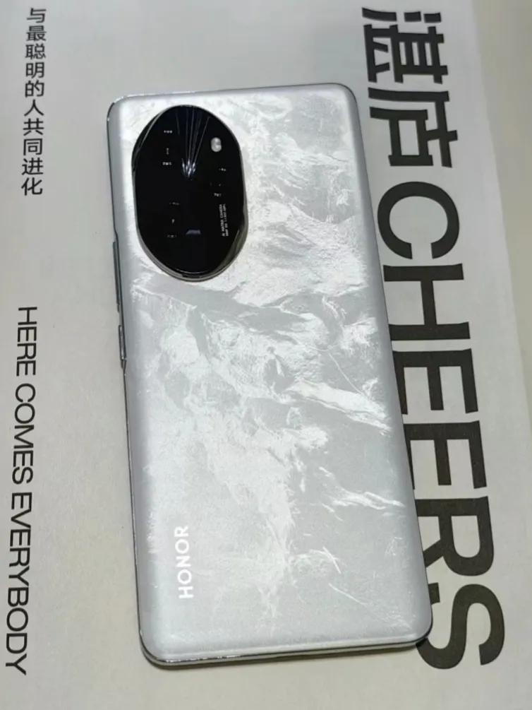 荣耀是听劝的
光这个颜值征服了不少用户
真机100 pro月影白比渲染图可太好看