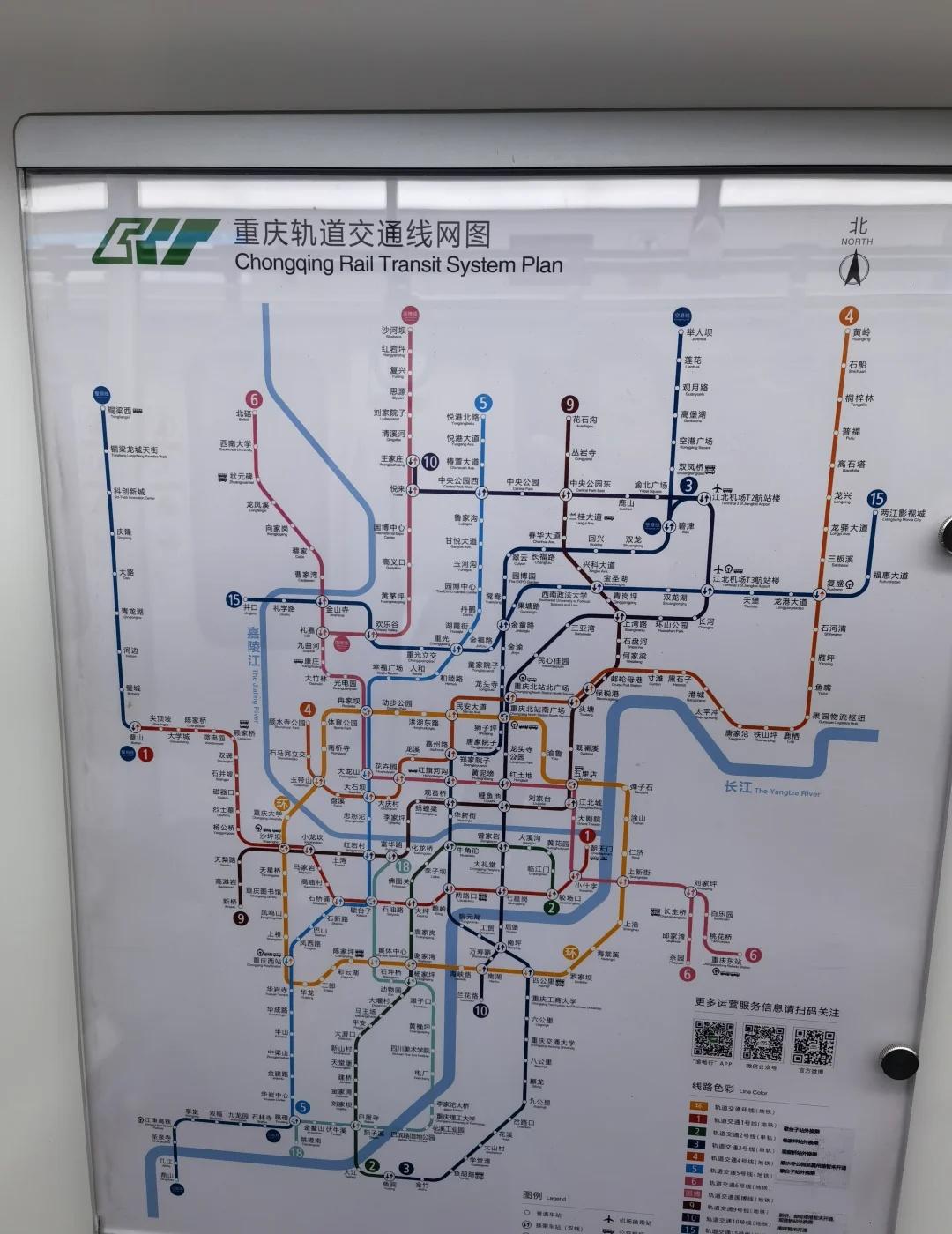 重庆轨道交通也太魔幻了！这张图直接看晕又
谁懂啊家人们！在重庆坐地铁，永远猜不到