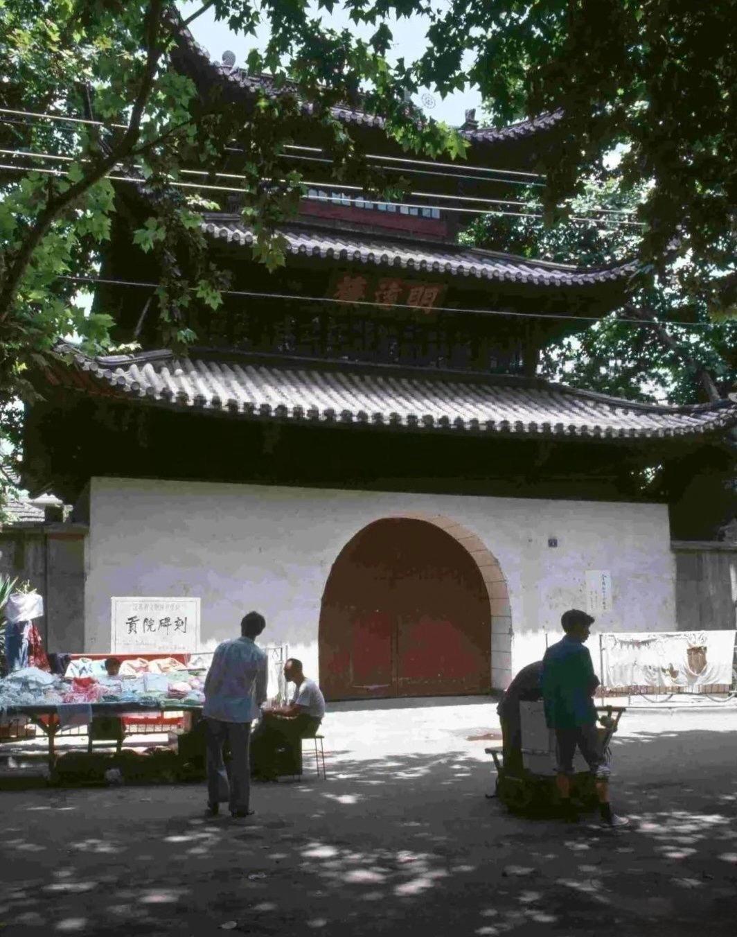 1984年南京夏日。1984 年的夏日，石马雕像旁孩童嬉闹，神道石像生...