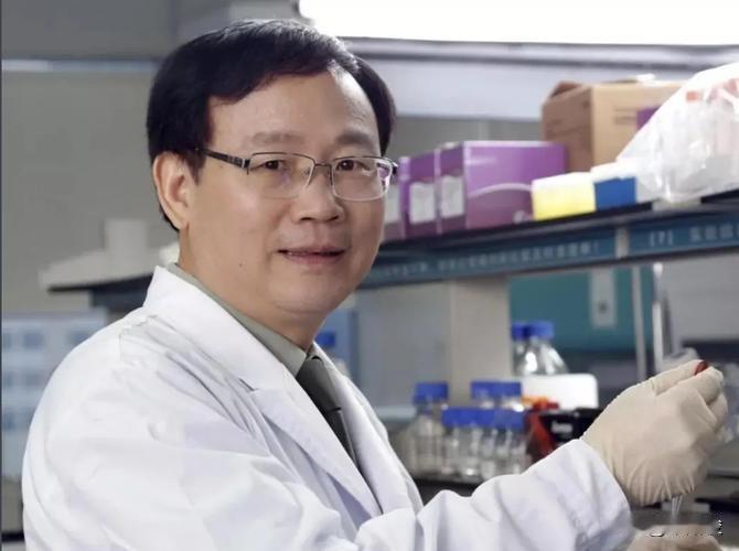 王福生，1962年8月生，安徽枞阳人，中国科学院院士（2015年当选） 。现任解