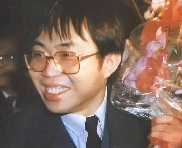 才知道棋圣聂卫平加入民盟的介绍人是范曾，对，就是那个画画的范大师。