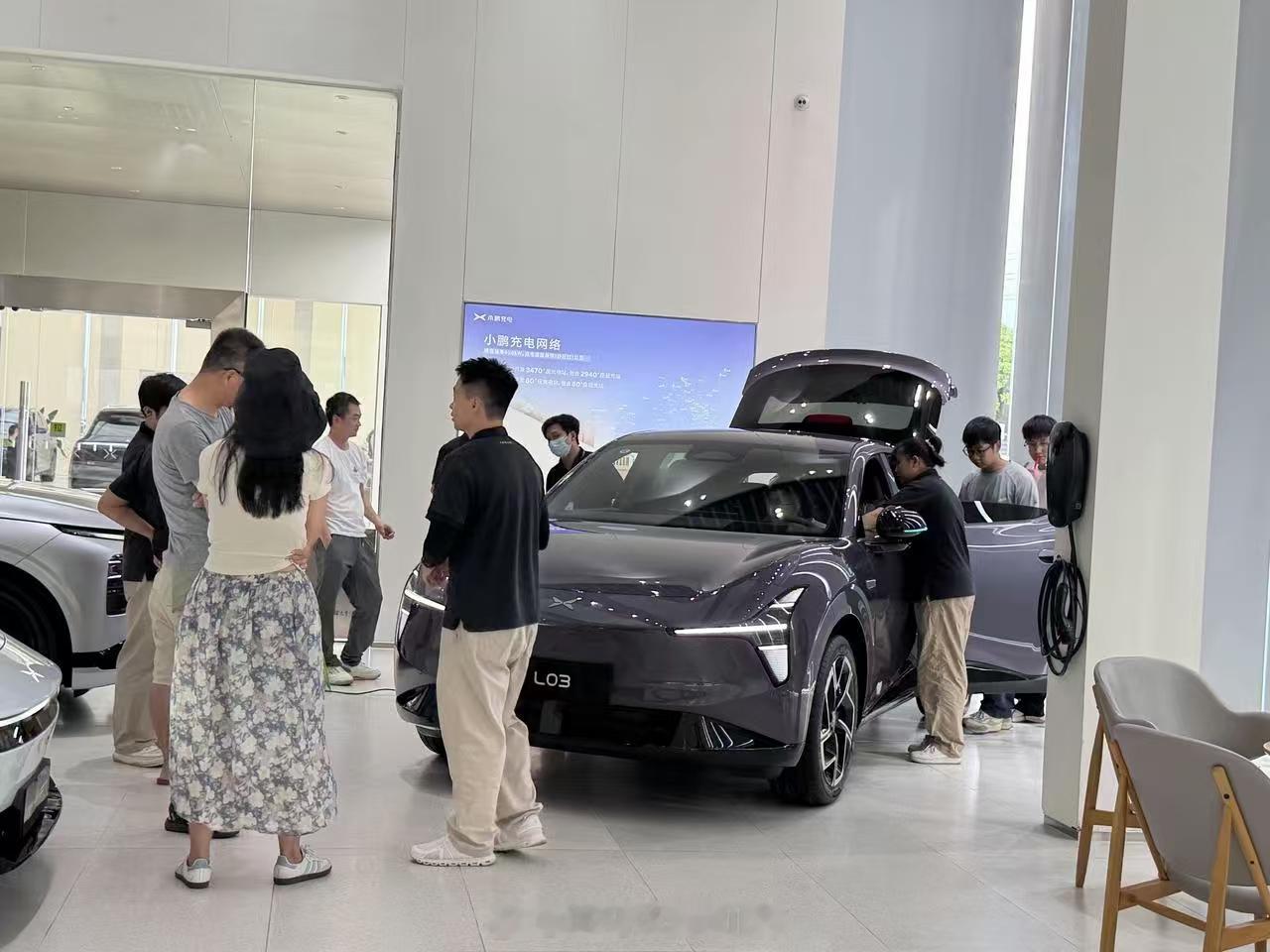 年轻人挤爆门店看MONAL03线下热潮持续升温，这个周末全国小鹏门店人气高涨，