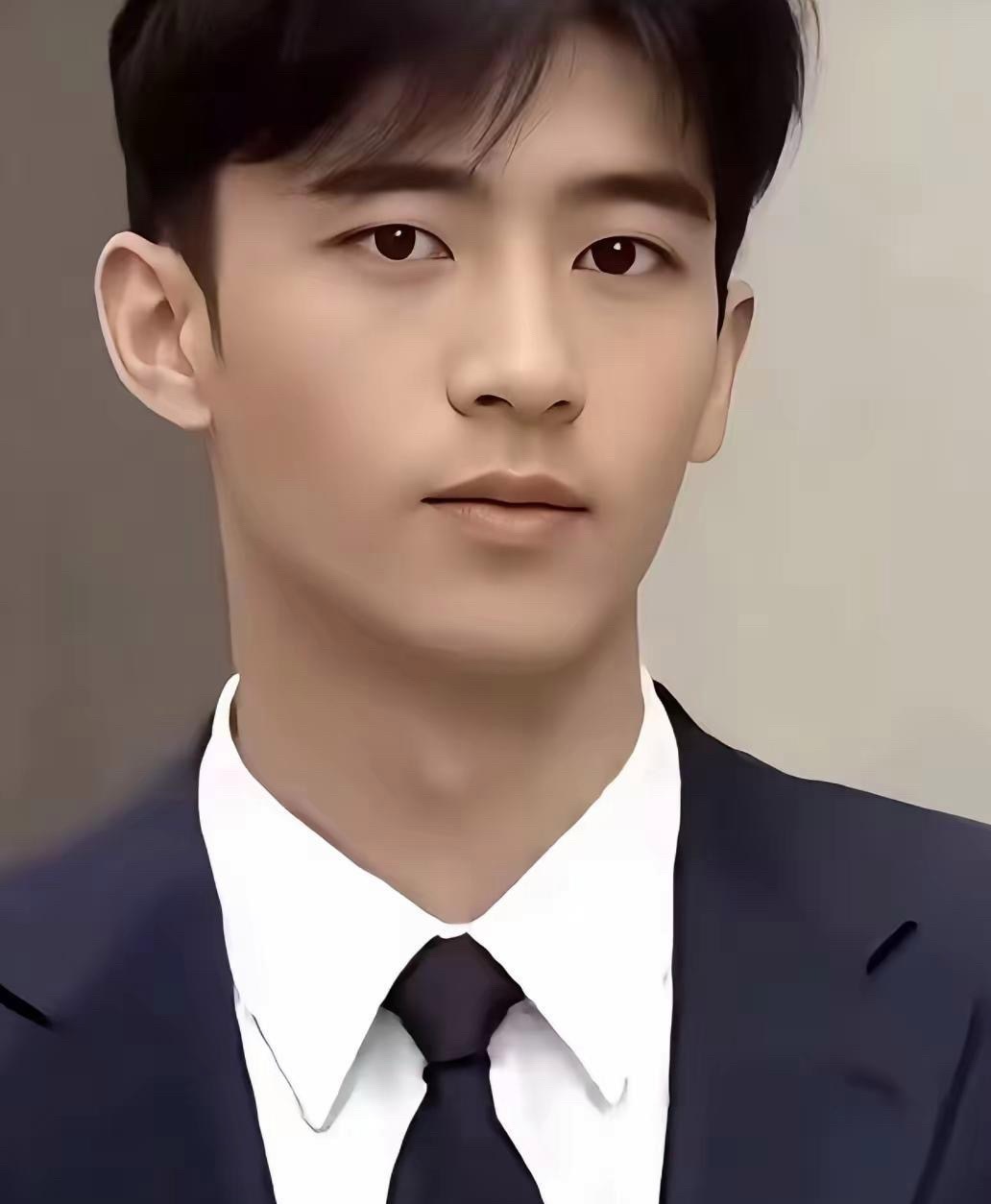 基因这东西吧，确实强大美女生出来的儿子就是不一样，比他爸都帅多了。何况张柏芝生了