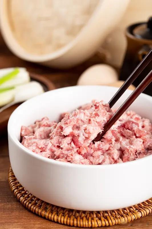 三鲜馅饺子里都是什么三鲜过去的三鲜馅饺子指的是猪肉馅，加入干海米、虾子、海参来调