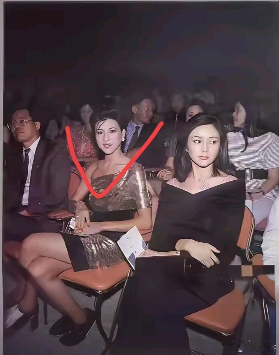 中间这位颜值不比关之琳差，颜值气质都抗打。 