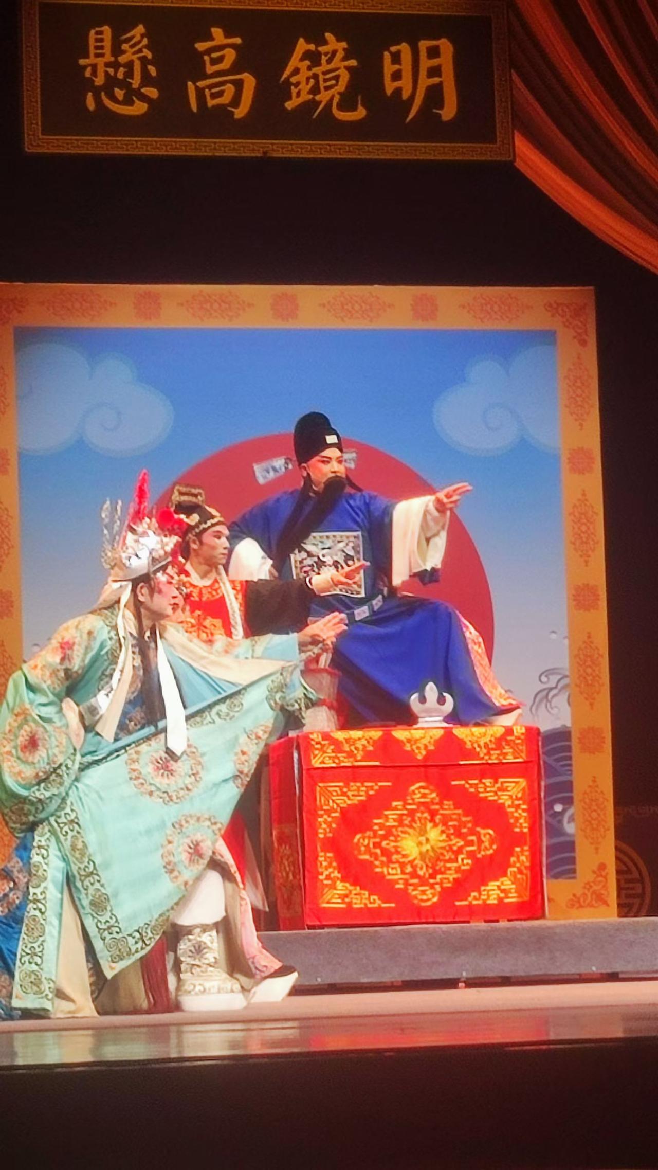 《小剧团登上大剧院》
9月7日，四川省第四届川剧汇演节目之一：由威远川剧团隆重上