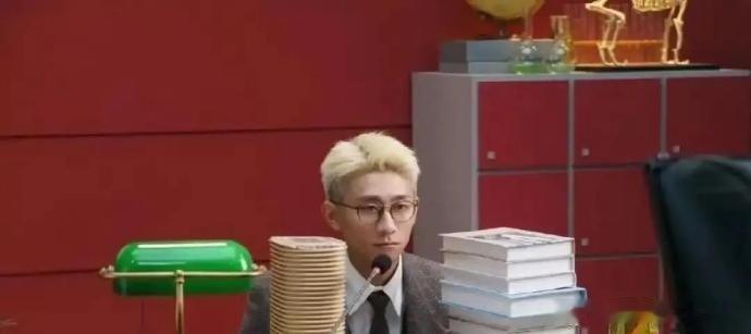 饰演严谨科学家的张一山 ？哪个科学家会染成黄毛？ 