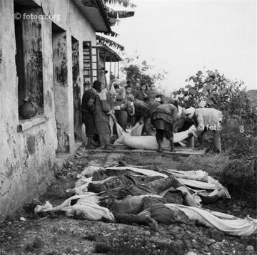 1949年，小萝卜头的遗体，在戴公祠警卫室被挖了出来。谁知，小萝卜头手里紧紧攥着