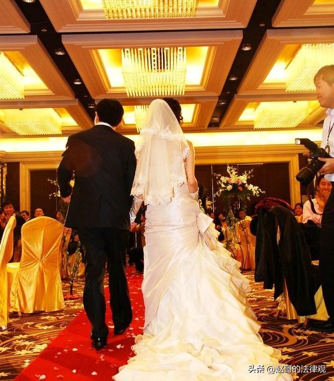 陕西西安，一对新人定好了结婚喜日，不料，就在婚礼举办前一周，突然接到酒店通知，称