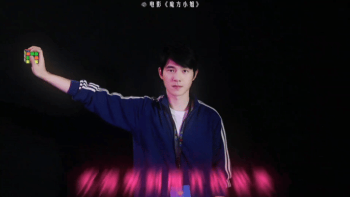 刘昊然五秒复原魔方 电影《魔方小姐》拍摄花絮里，刘昊然为角色反复练习魔方复原，从
