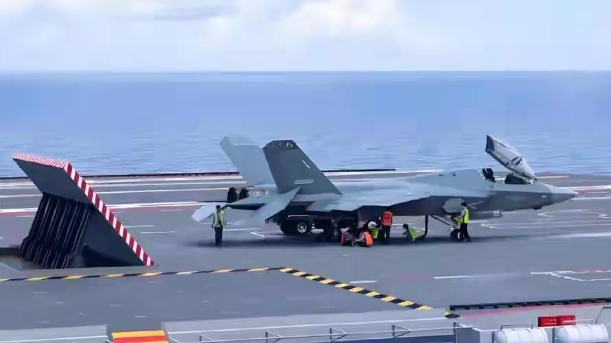 福建号航母上的主力舰载机是哪种型号？

福建号航母的主力舰载机为歼 - 35、歼