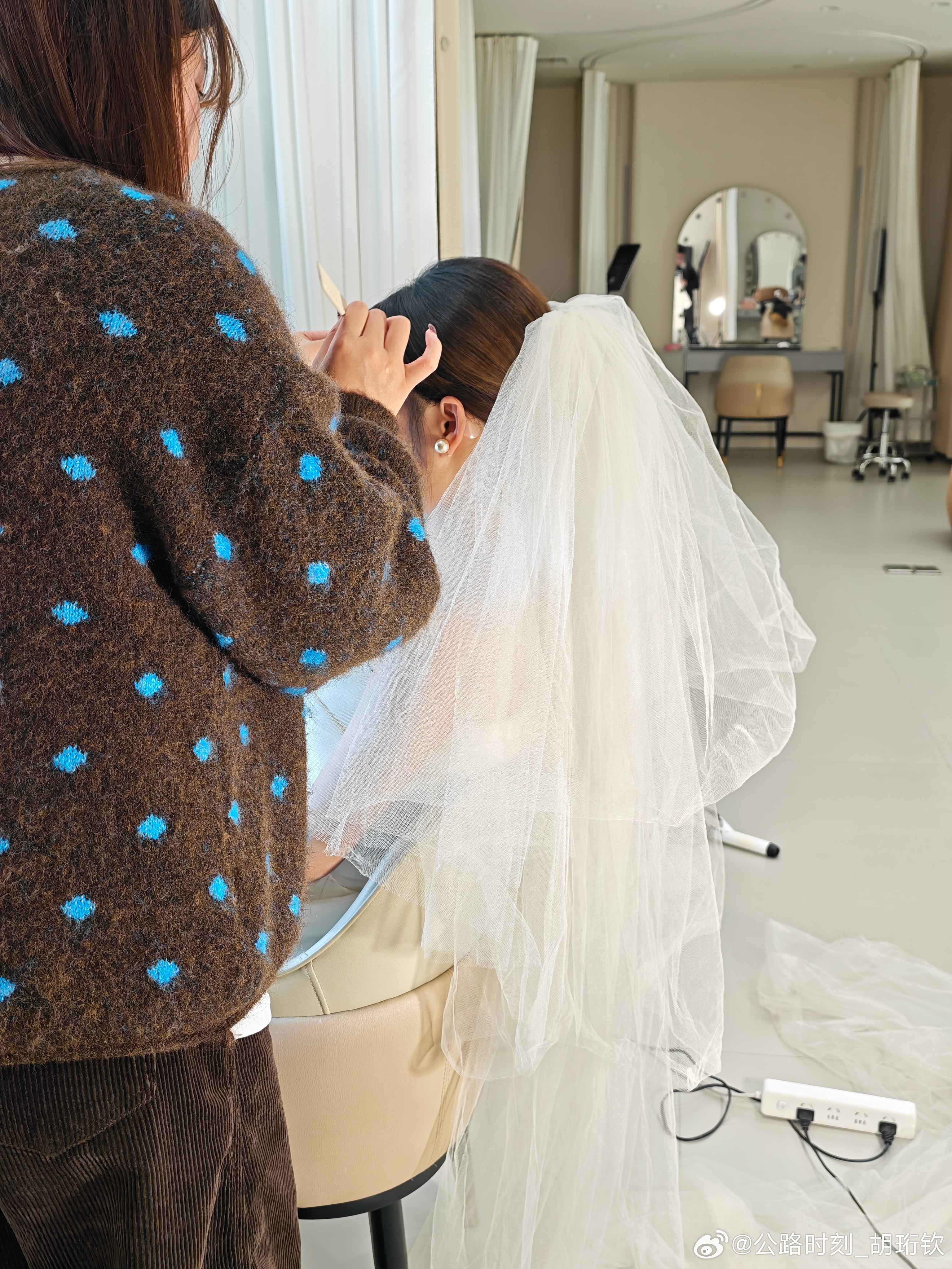 到了备婚里最费时间的环节之一——试妆。现在做造型都这么卷，灯棒种类和数量比当今绝