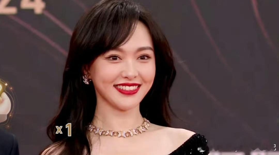 女明星星光大赏红毯生图 唐嫣星光大赏红毯生图也太美了吧！状态太好了！ 