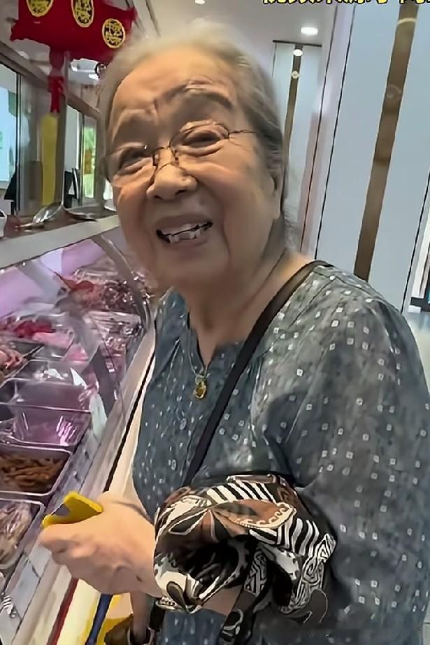 老艺术家李明启如今已是九十岁高龄，却依旧精神矍铄、步履稳健。她出门既不带助理，也