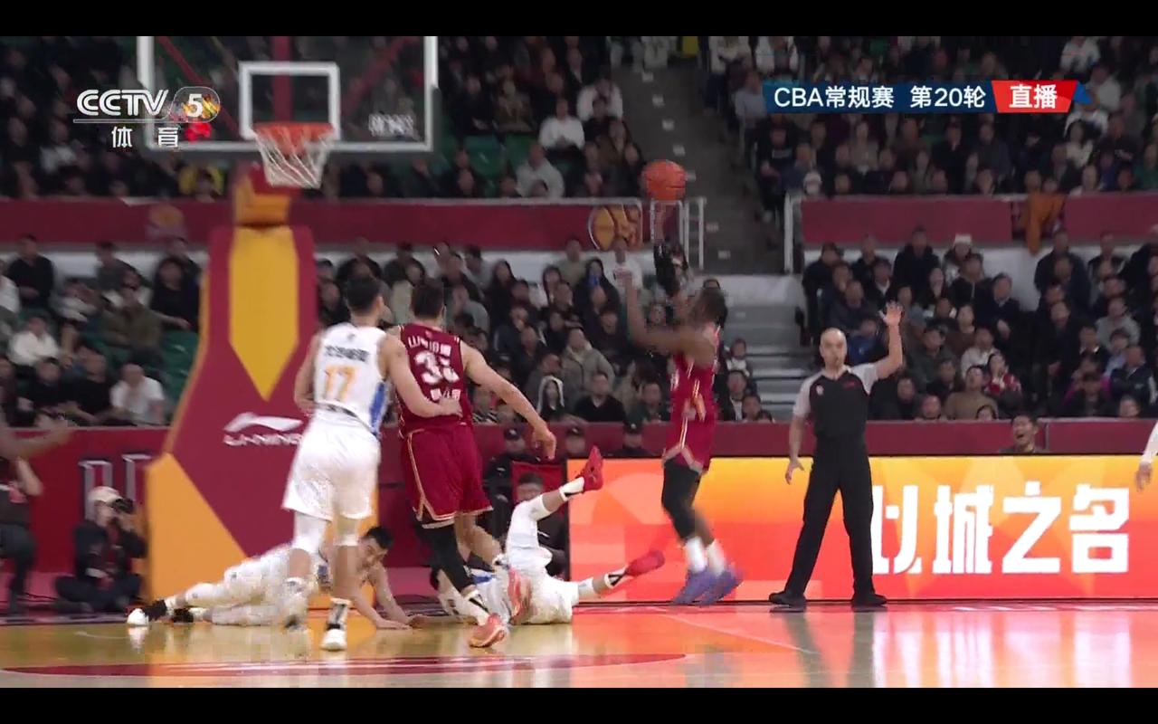 “山西，闹他！”“山西，必胜！”在齐刷刷的呐喊助威中，山西男篮末节发起强有力的反