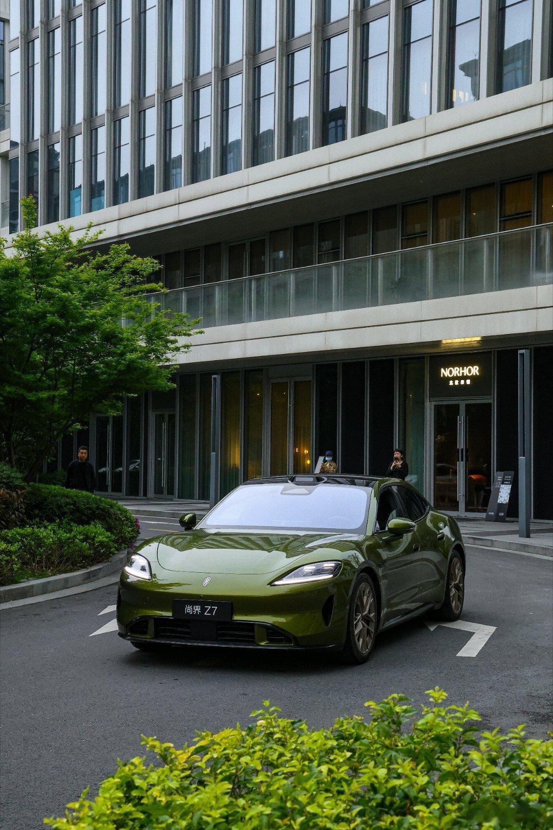 尚界Z7动态评测鸿蒙智行春季新品发布会春日新程，智启非凡。鸿蒙智行春季发布会揭晓