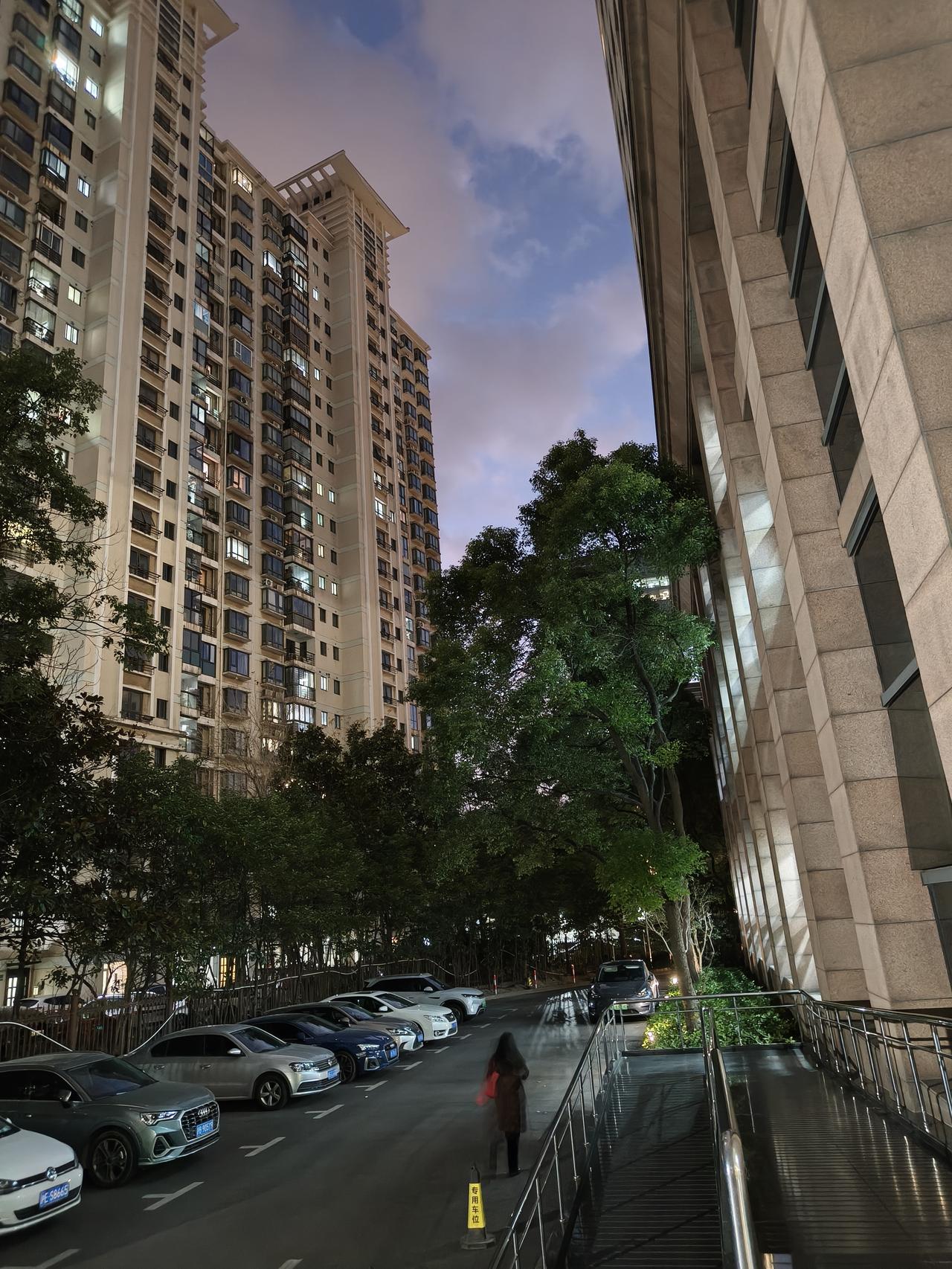 下班路上随手拍实景图分享！

冬日傍晚🌆随手拍实景图分享！