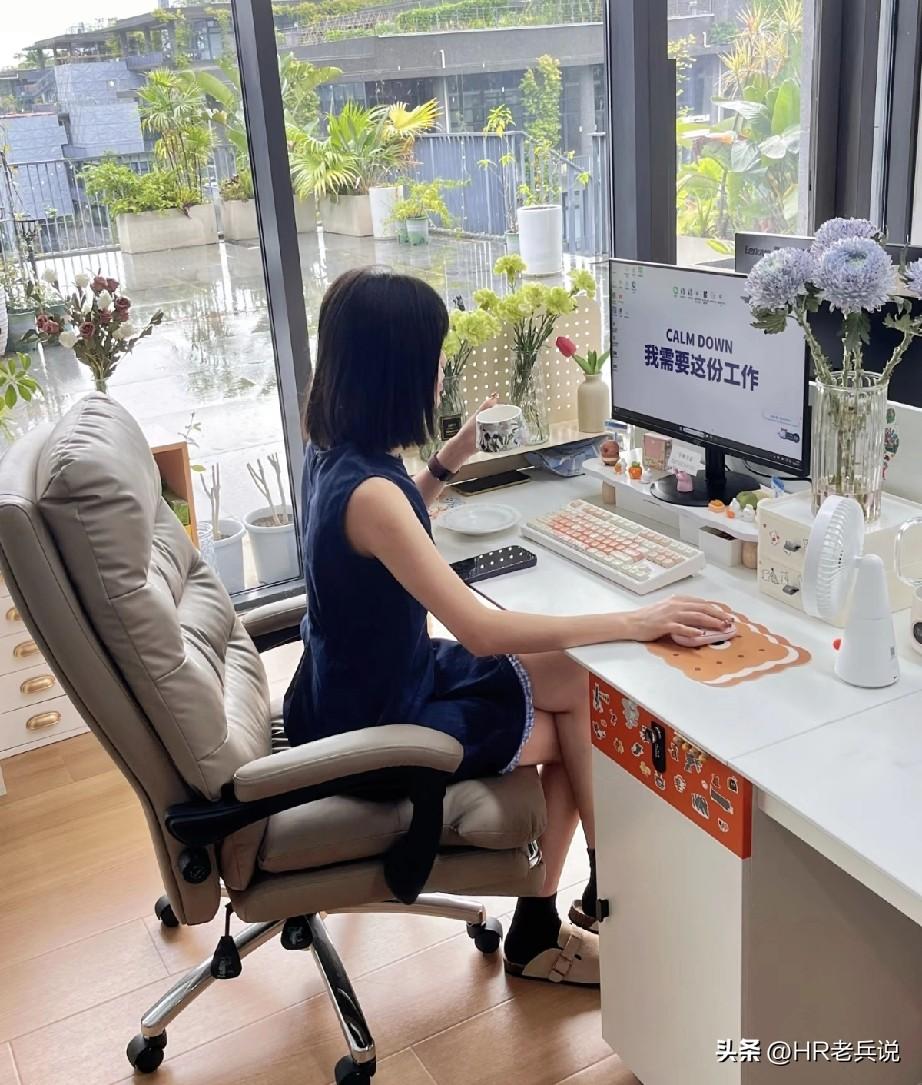 付费上班可能要照进现实了[捂脸]老板说他有时候晚上回公司，经常发现公共办公区的饮