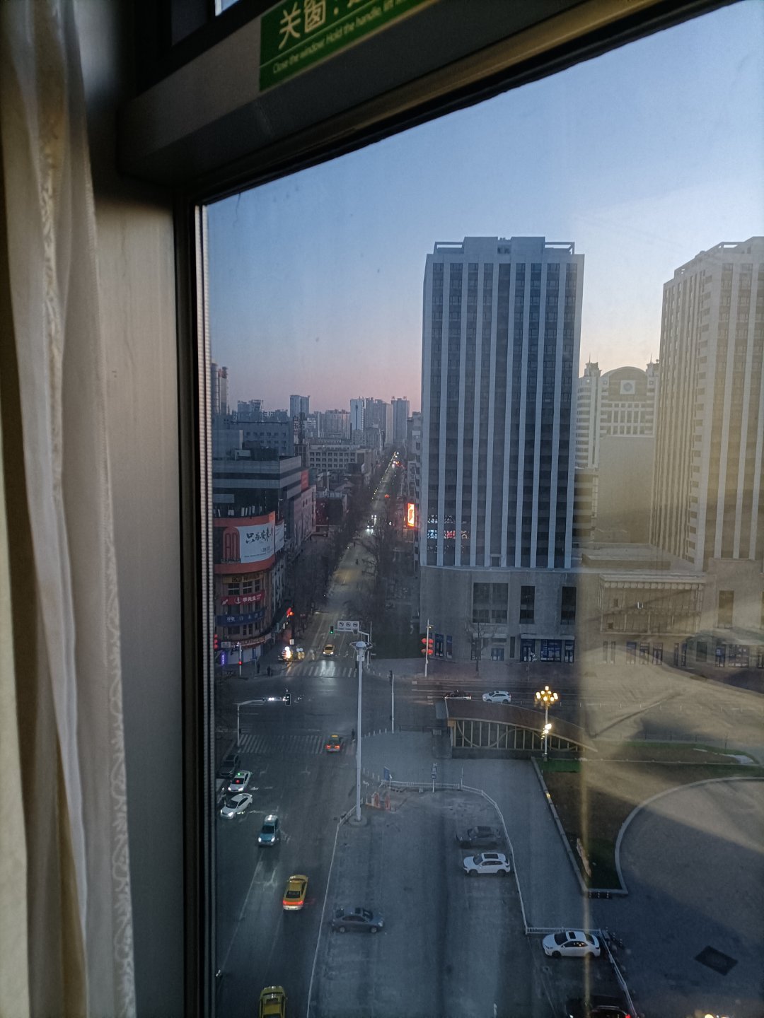 周日的清晨，又是普通人忙碌的一天。 