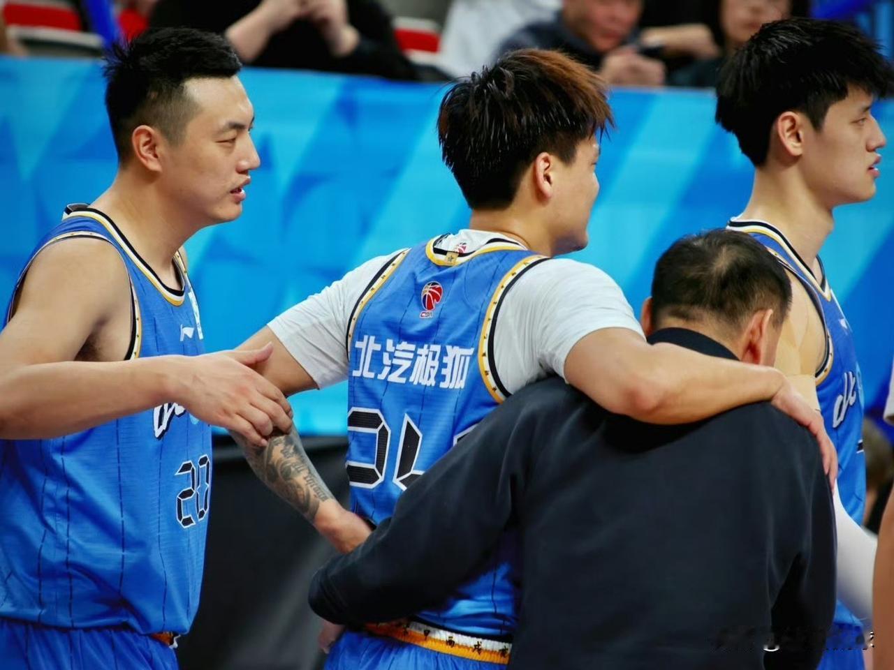 赵睿伤情并无大碍…昨晚刚刚复出的赵睿在比赛中被里勒推到再次受伤，赛后就前往医院，