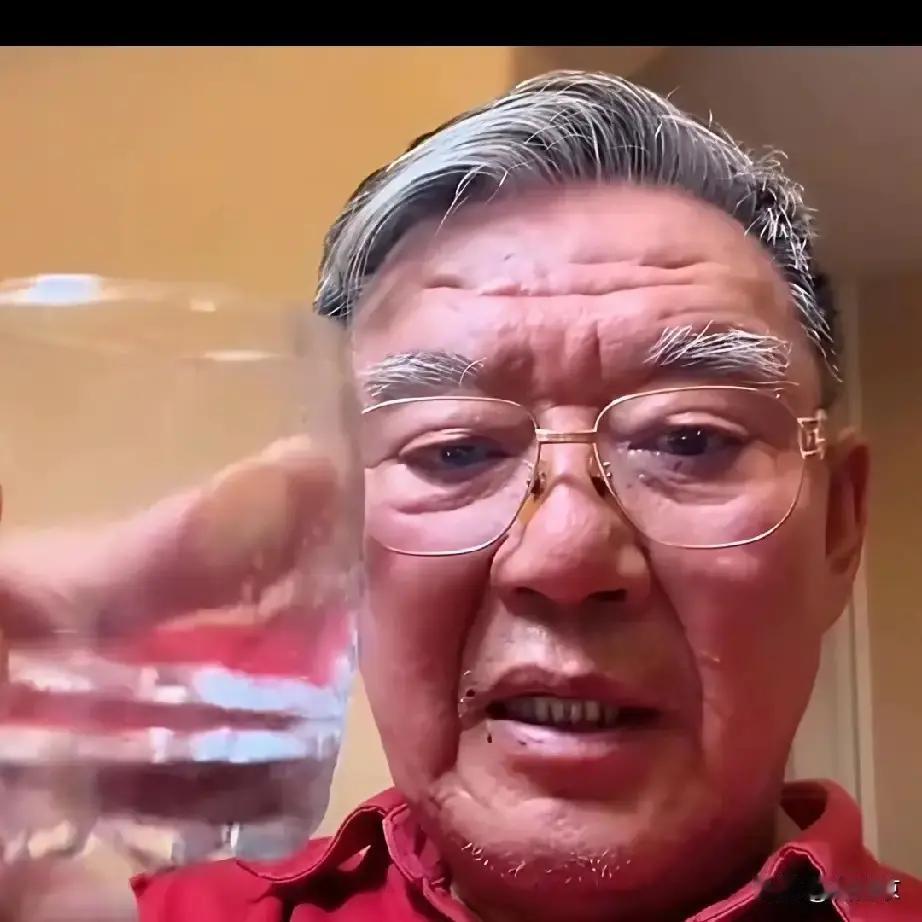 父母最大的谎言，不是催婚，而是“我们不催”。
 
李立群嘴上说尊重37岁儿子的选