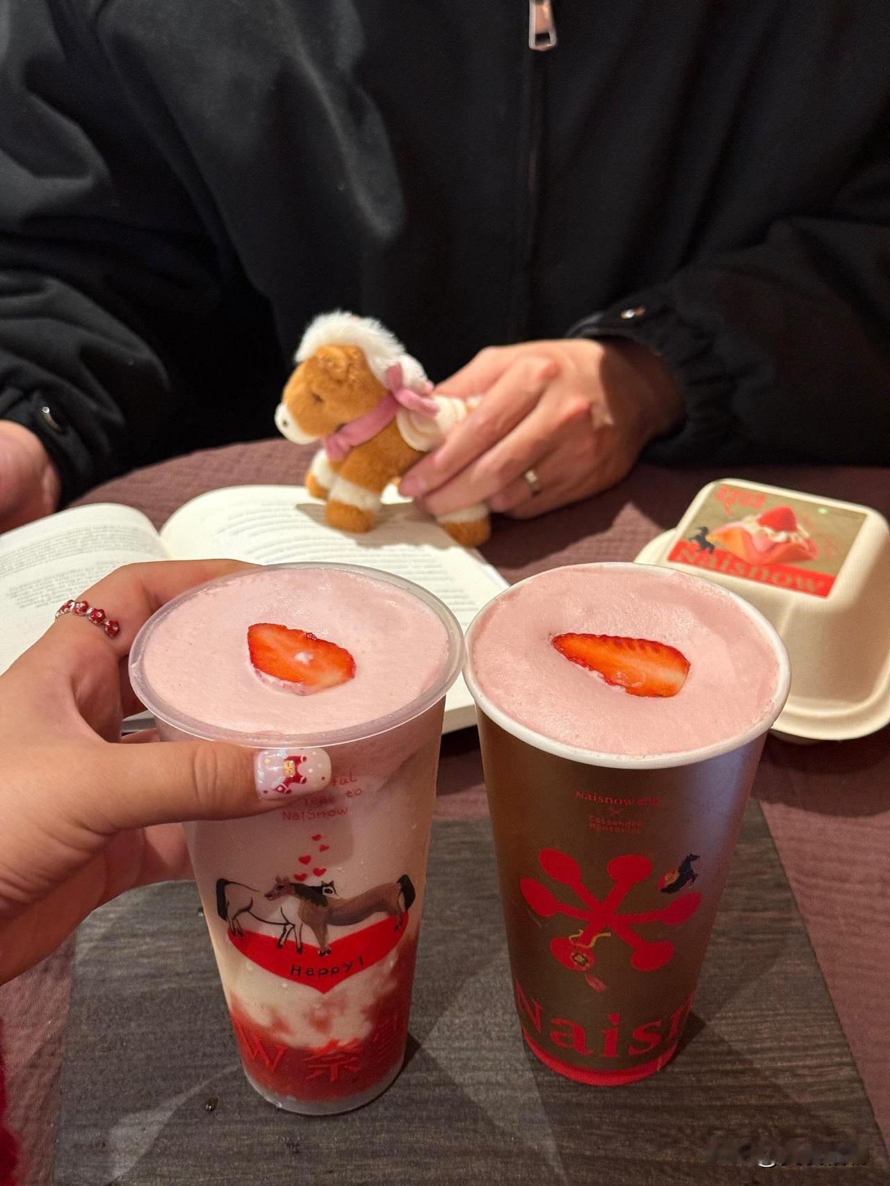 因为一杯奶茶，我把相亲男拉黑了

咖啡店里，我点了两杯奶茶，一共六十八。

他看