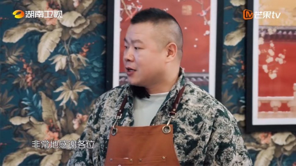 岳云鹏被姜妍做的菜香迷糊了小岳岳尝了姜妍的菜后直接被香迷糊了，于是上前去向客人推