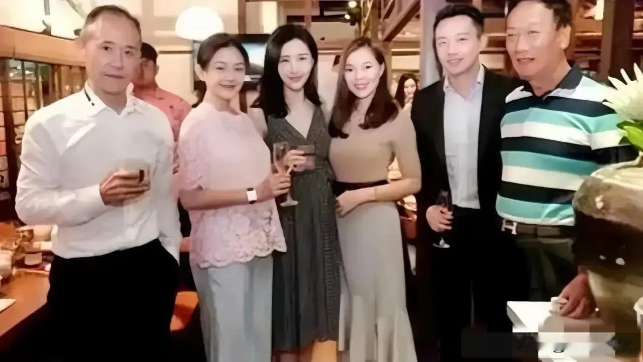 大曲这是怎么了

前夫弟西装革履

王石夫妇也是有里有面

还有一对叫不出名的夫