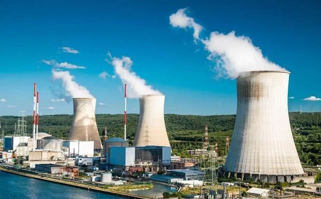 为什么中国正在拼命建核电站？因为说白了，核电能源要是成功搞起来，石油也就不值钱了