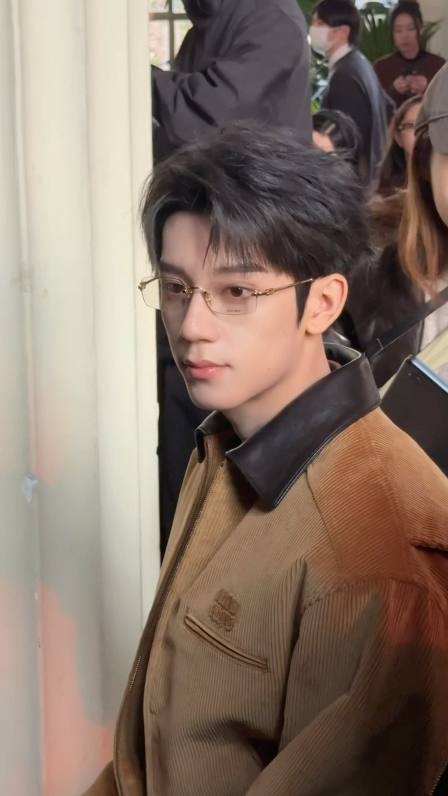 miumiu读书会发现一位好有书卷气的男子😯林沐然答应我把金丝边眼镜镶在脸上吧