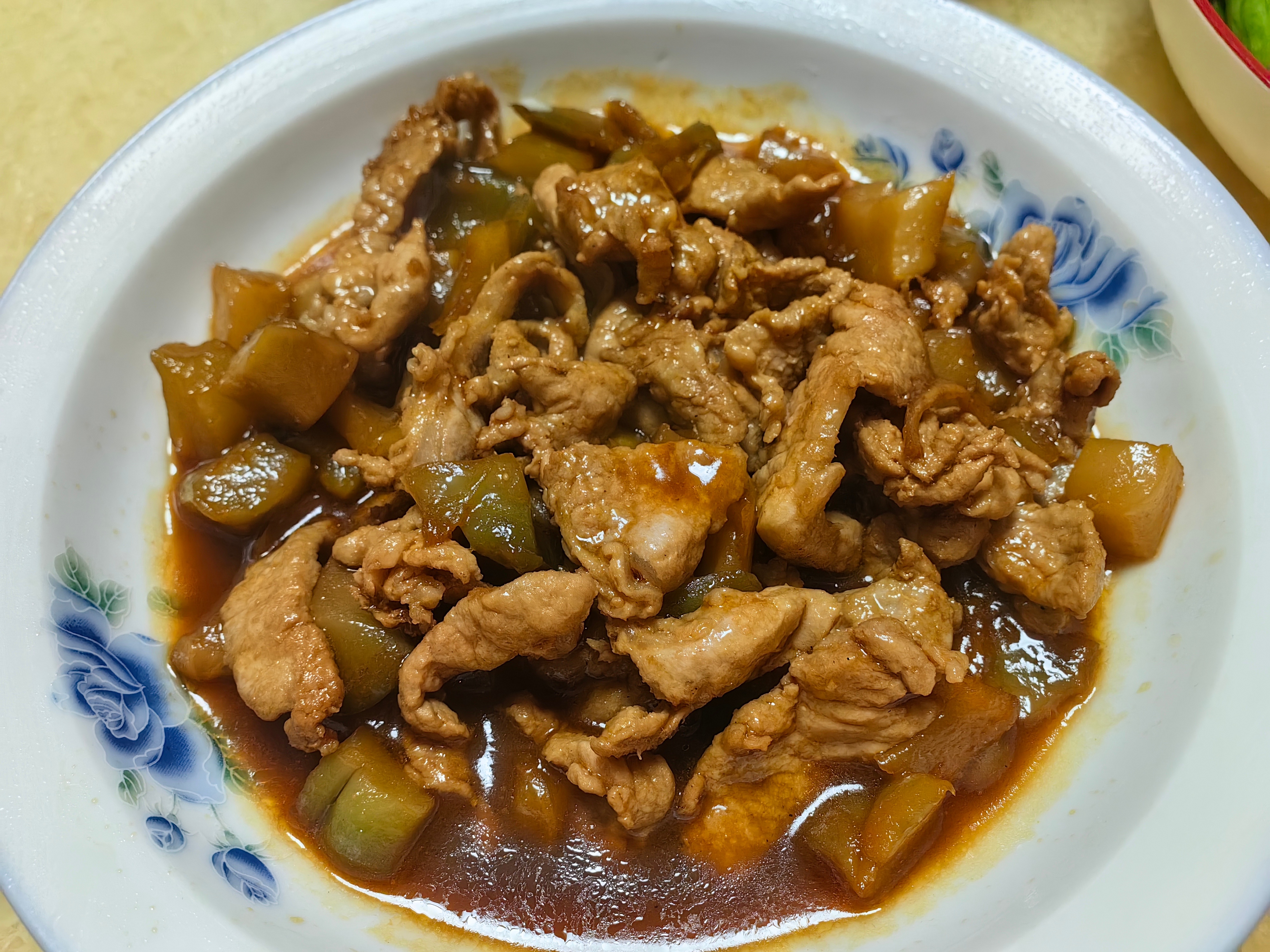 每日一餐分享今天中午红薯粥，红烧鱼，炒四季豆，瘦肉。 ​​​