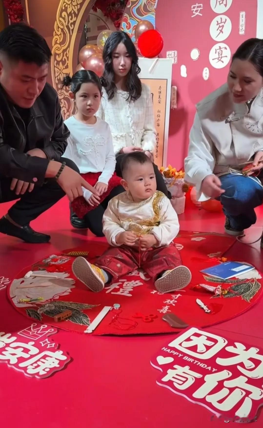 缇安宝贝抓周宴的小片段

缇安宝贝抓周了，好多人来，屋里暖洋洋的，大家都笑呵呵的