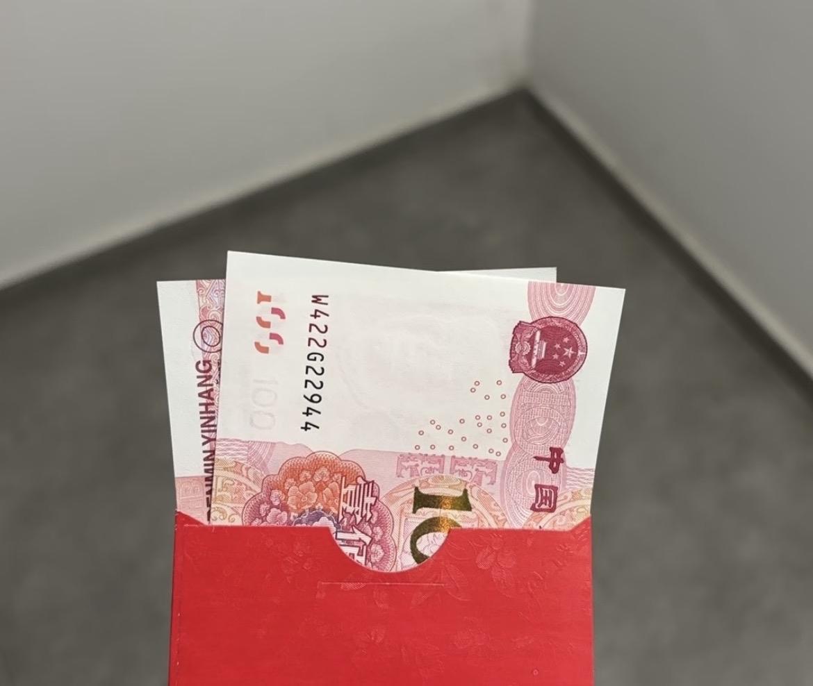 母亲早前答应外孙女生日给两百红包，可因为侄子没能到场，就临时反悔，说要两个孩子凑