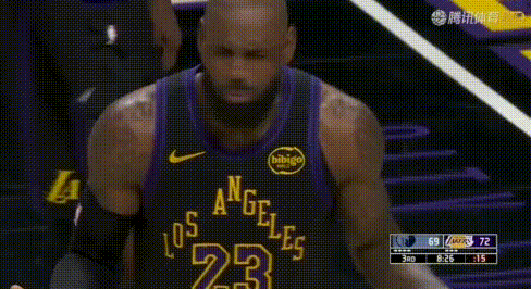 哭丧脸——詹姆斯摊手：吹我犯规？看看我场均几次？
这表情跟受了多大委屈似的，毕竟