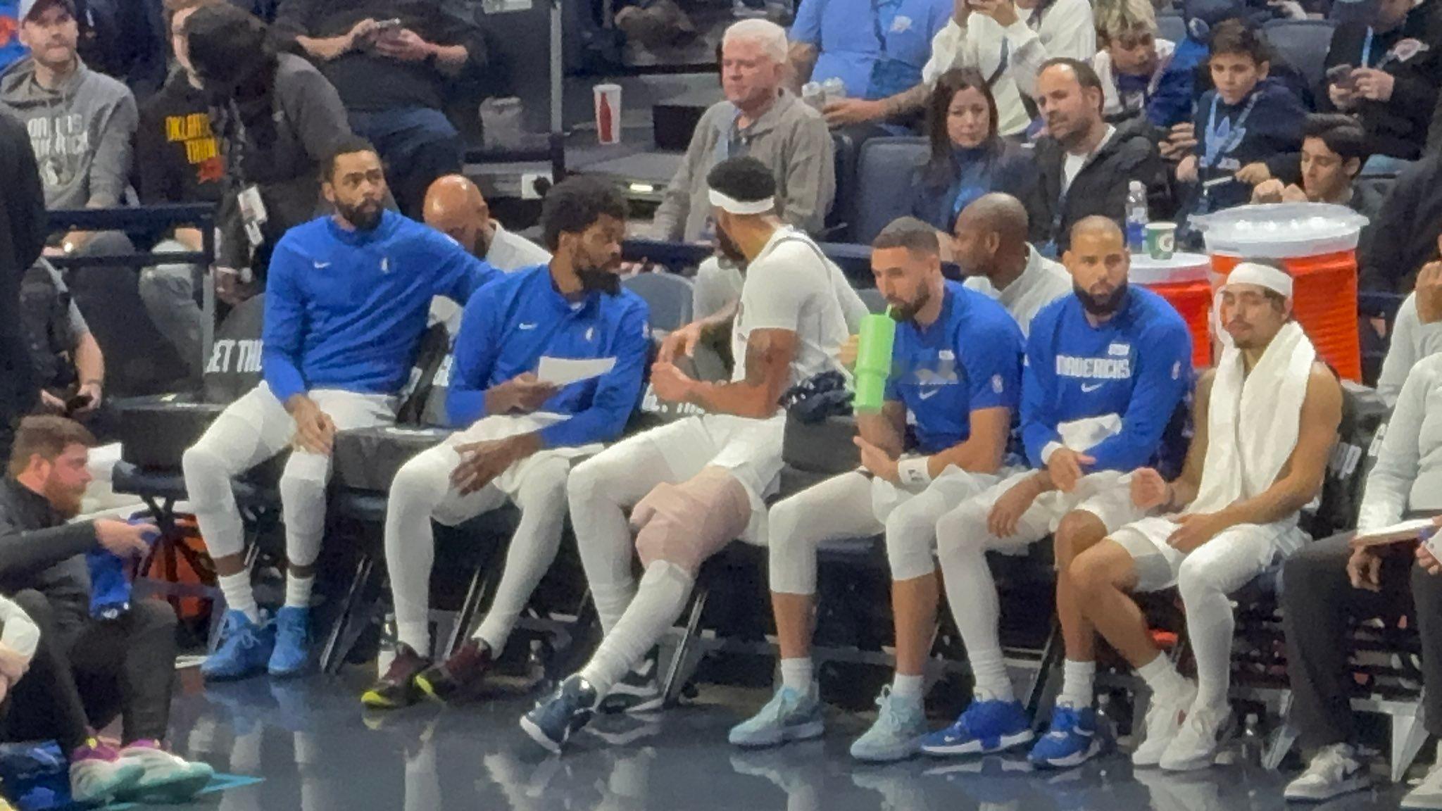 浓眉的膝盖被包的严严实实。NBA