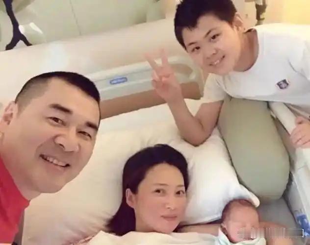 蒋勤勤说，我长得这么漂亮，当年也是引起了校园轰动，可我人生最大的遗憾，就是两个儿