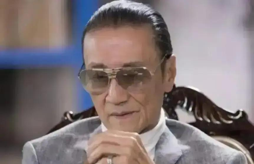 谢贤片场落泪，只为李小龙旧物
 
那天他摸出双节棍，全场静得能听见心跳。周星驰把