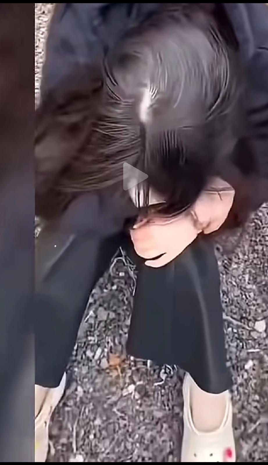 小三被抓现形，这男的始终没有暴出脾气，原配也没有和小三撕打，妈妈在一旁目睹了整个