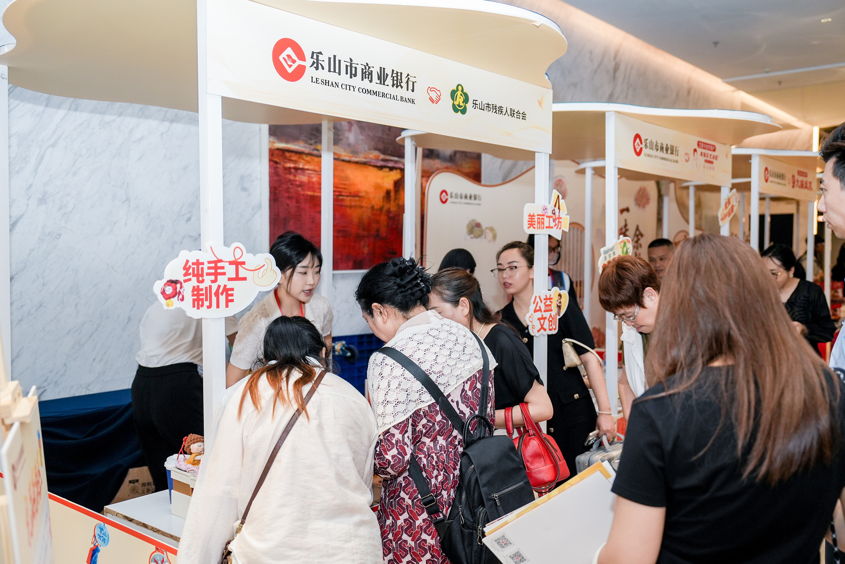 这张乐山银行卡有点懂游客了乐山市商业银行文旅主题银行卡上新：出行礼遇覆盖加油/充