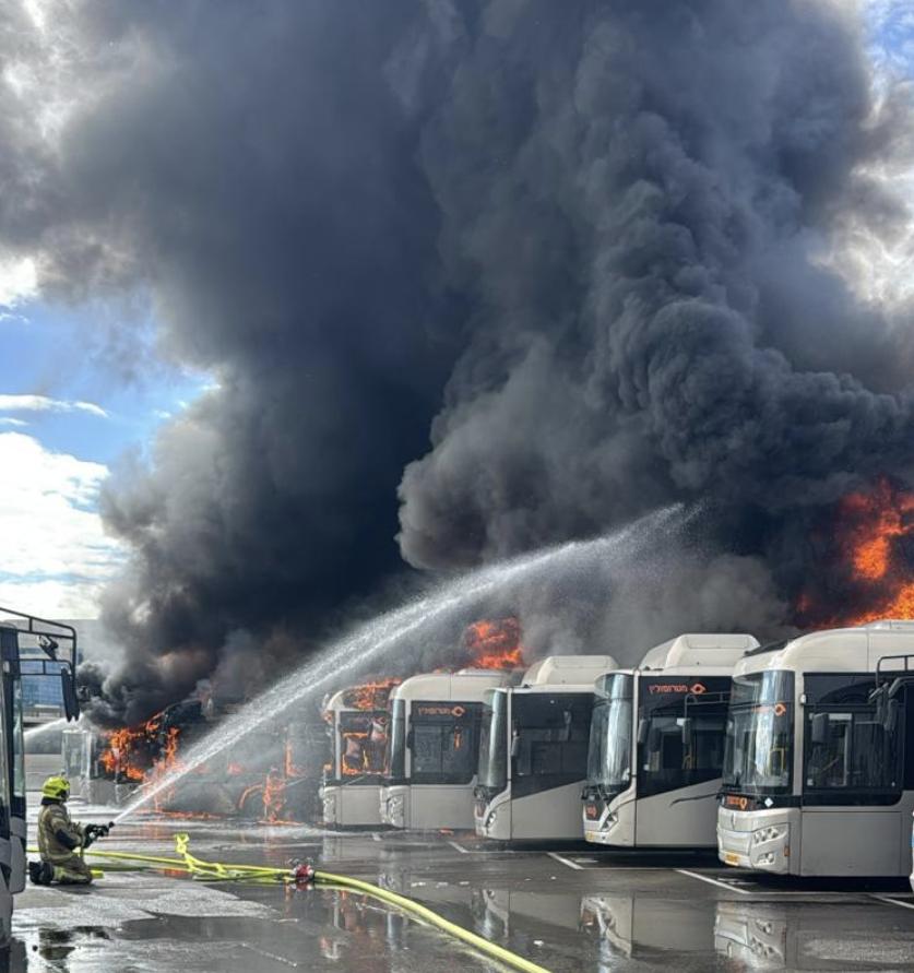 伊朗的反击来了，以色列呼吁自己的民众不要传播伊朗袭击以色列的图片。

就在今天以