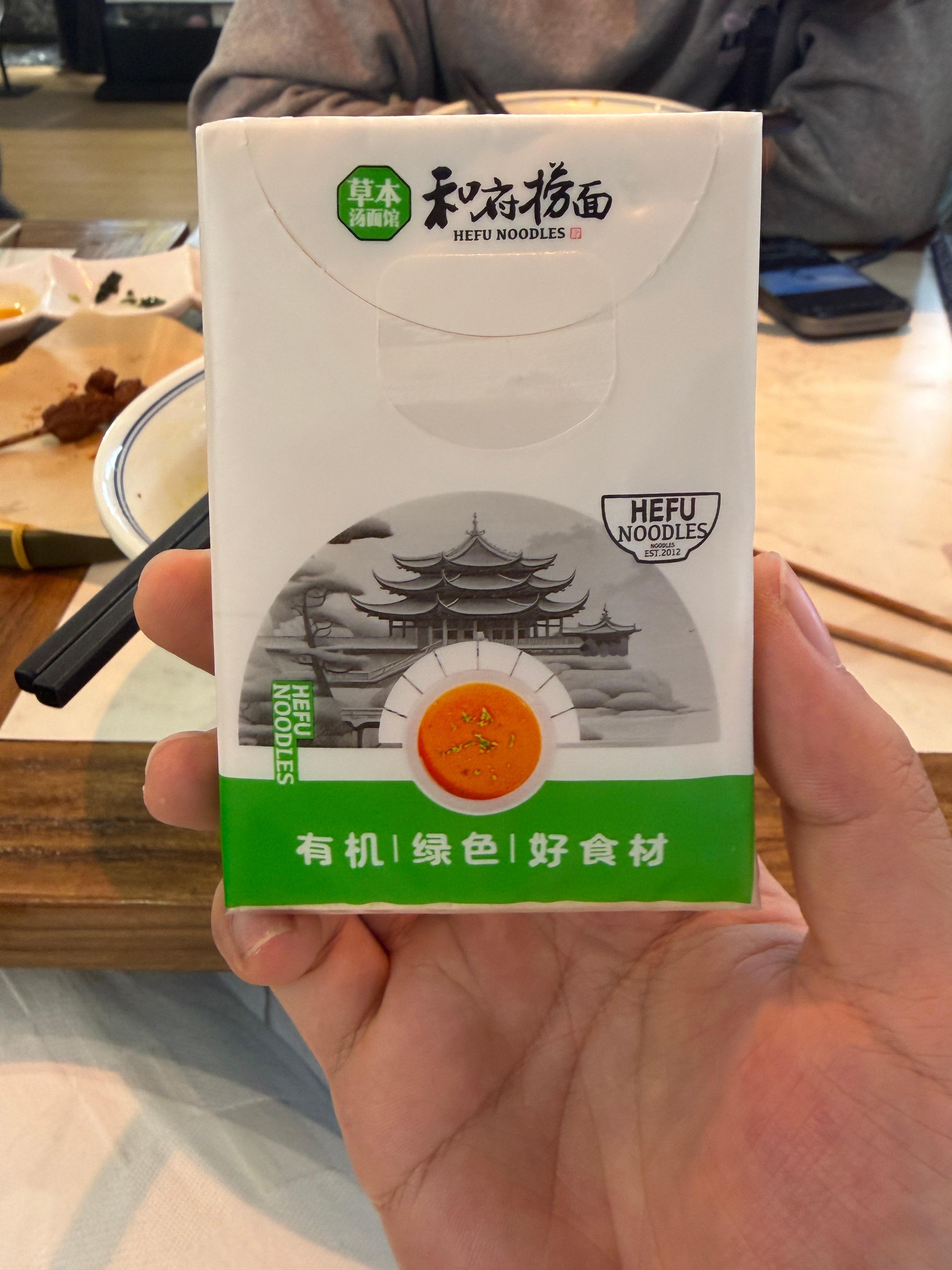 我一直很好奇：像这种免费提供一整袋纸巾而不是一张一张的，岂不是徒增成本？[傻眼]