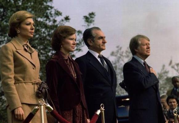 1949年伊朗末代国王巴列维首次访美，他22岁仓促登基，始终面临动荡局面，受到其