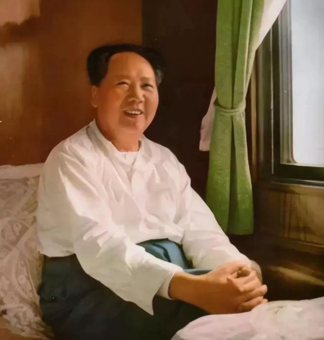 1958年深秋，毛主席在专列上与张治中对话，毛主席用竹篮打水的比喻，形象地表达了