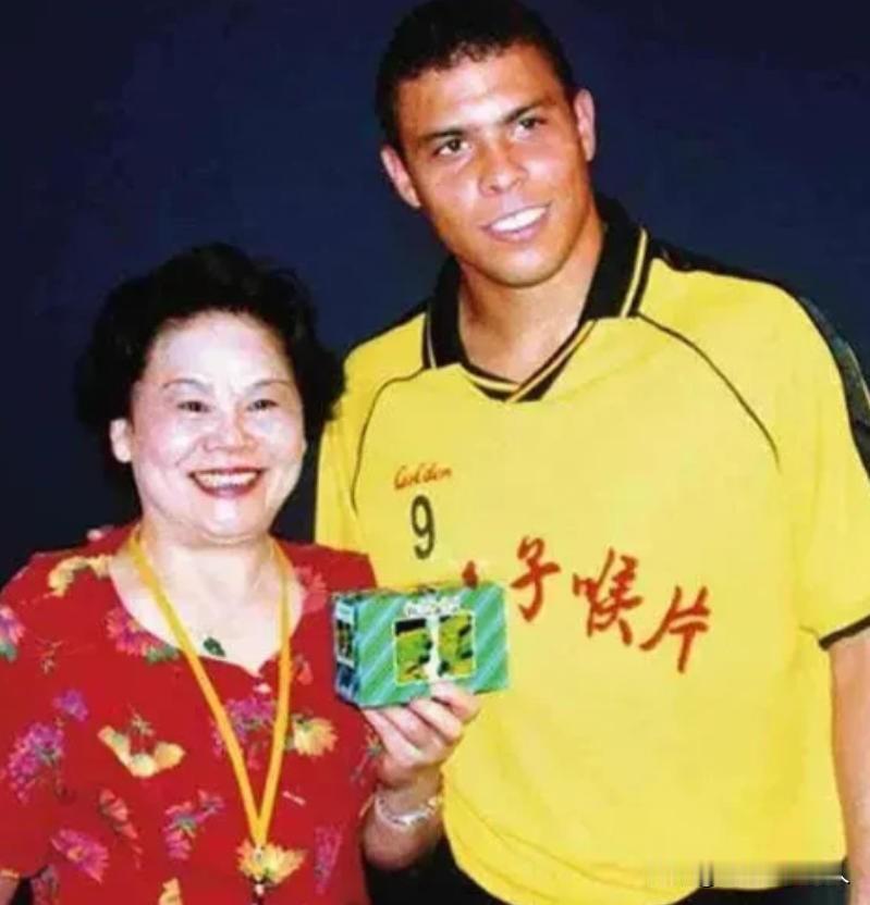2003年，罗纳尔多来到中国，一个富婆对他说：“只要你陪我吃顿饭，我就给你30万