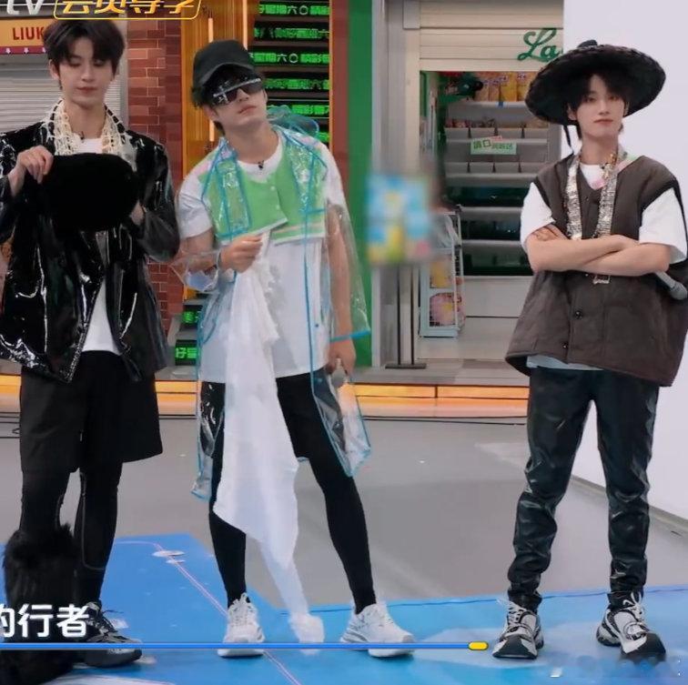 19. 一身武林行头超带感，丁程鑫这萌系侠客我直接爱住 