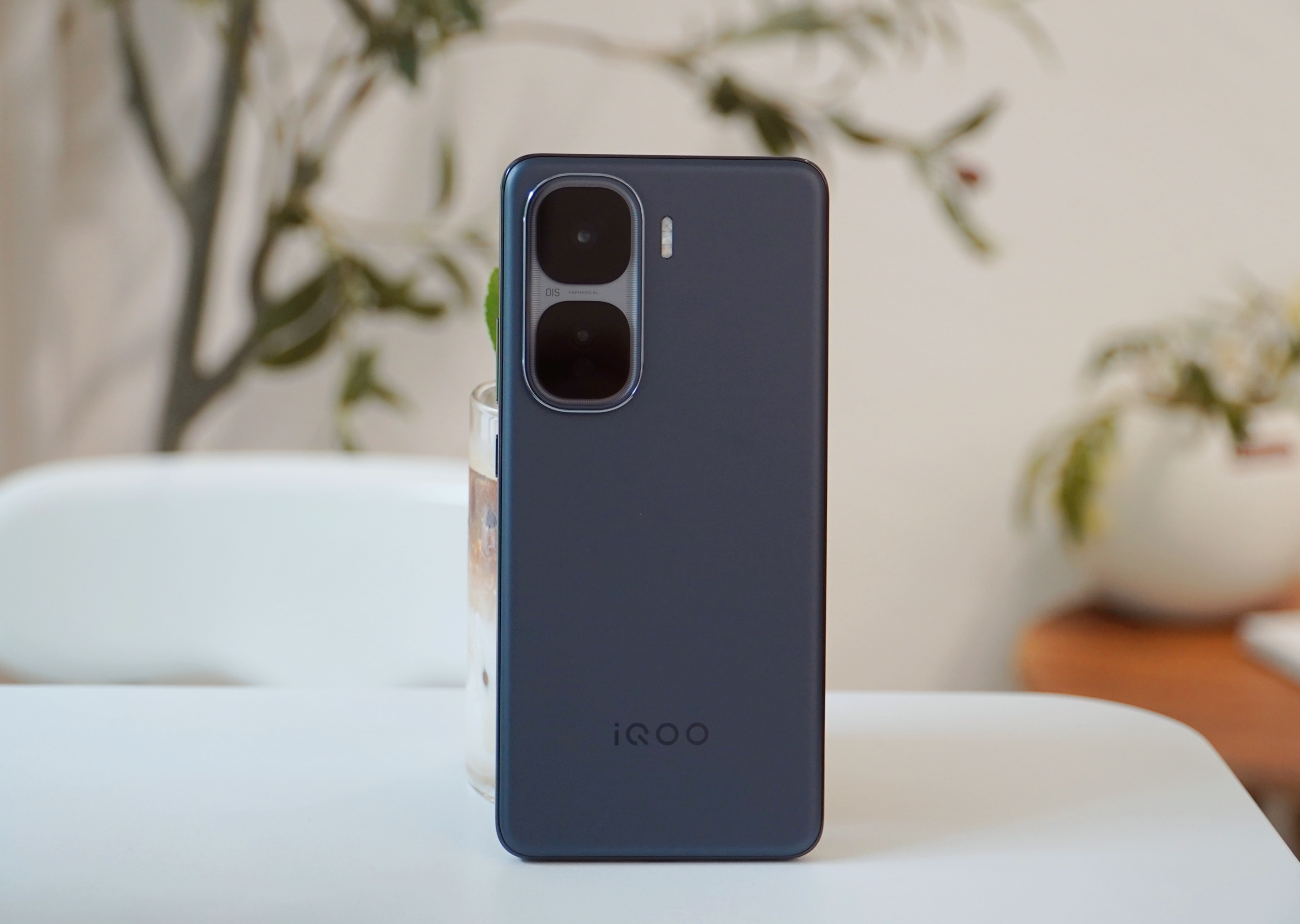 iQOO Neo10 Pro+疾影黑真机上手图：最近子弹兄都喜欢用直屏手机，这台
