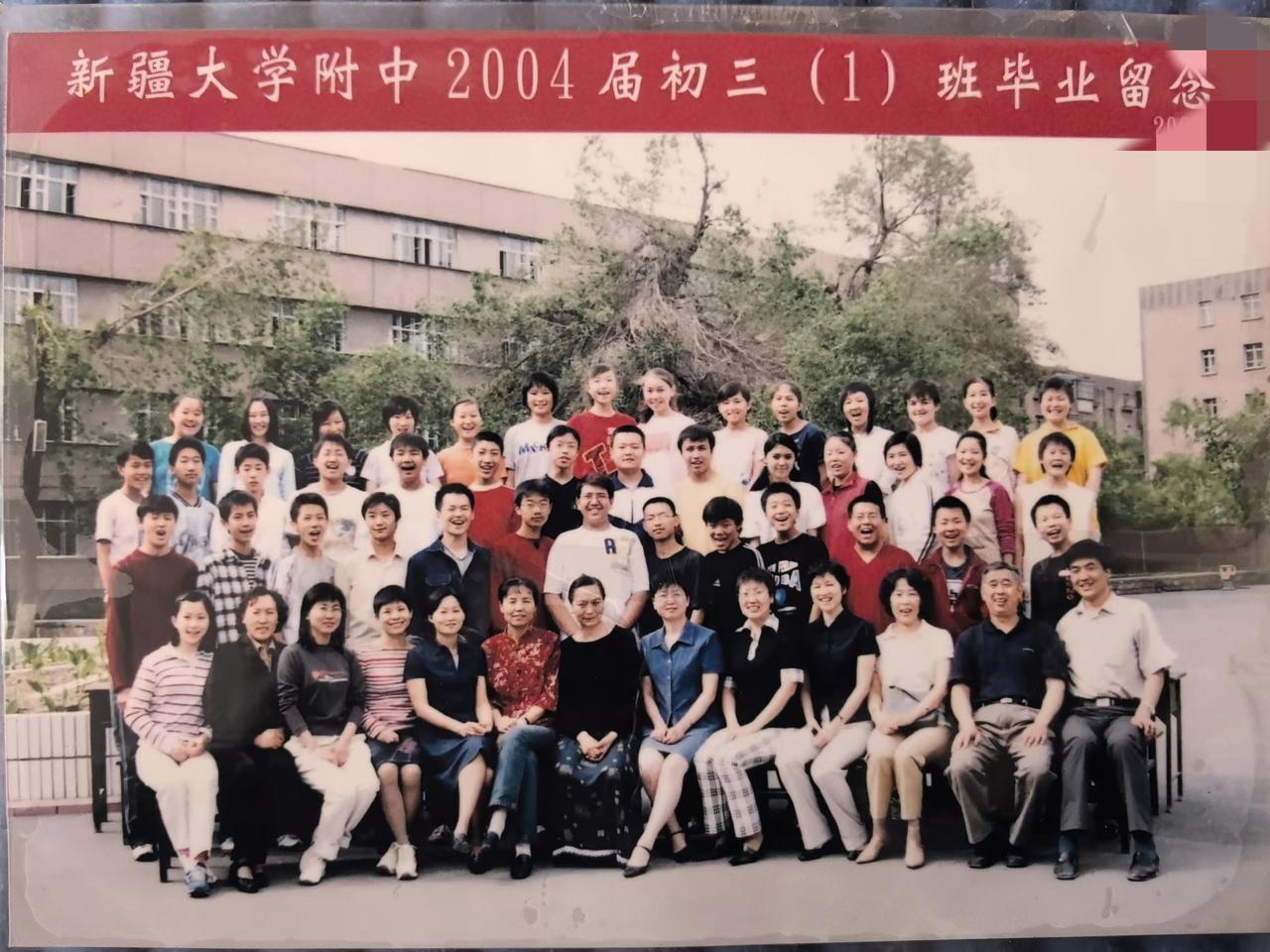 于朦胧初中毕业照曝光，在人群中一眼就认出，真是从小帅到大！

照片里的他，即便身